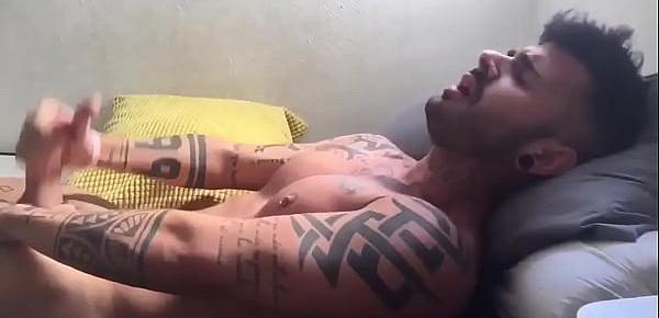  tatuado musculoso batendo punheta